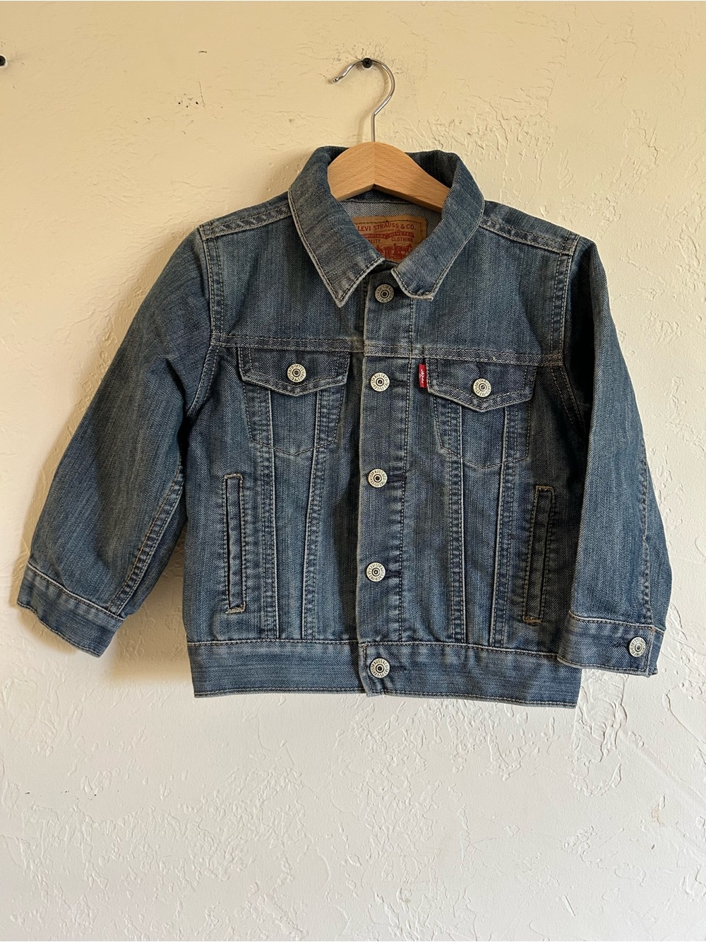 Levi's Kids Blue Denim Trucker Jacket, excellent used condition, size 4T
